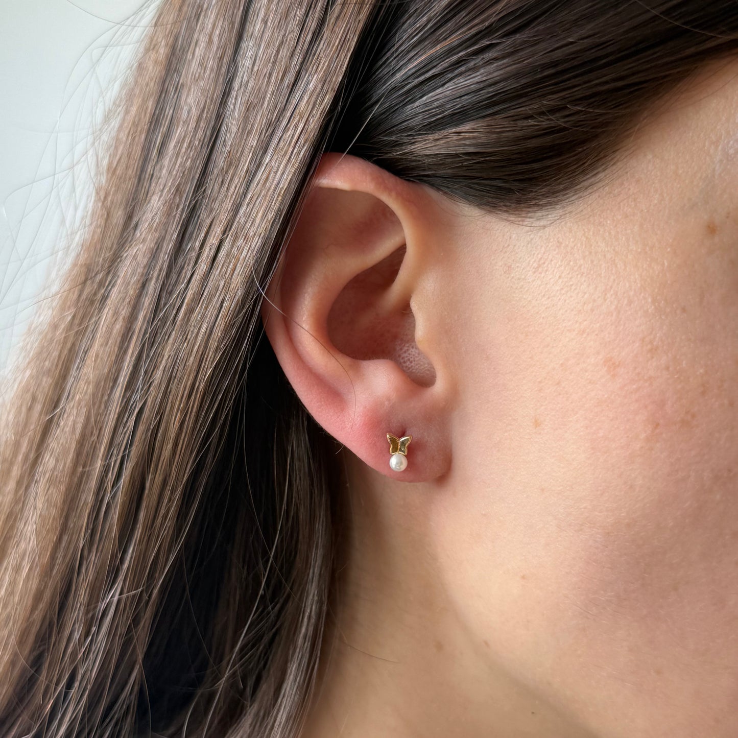 Aretes mariposa con perla en oro amarillo 14K con tope rosca