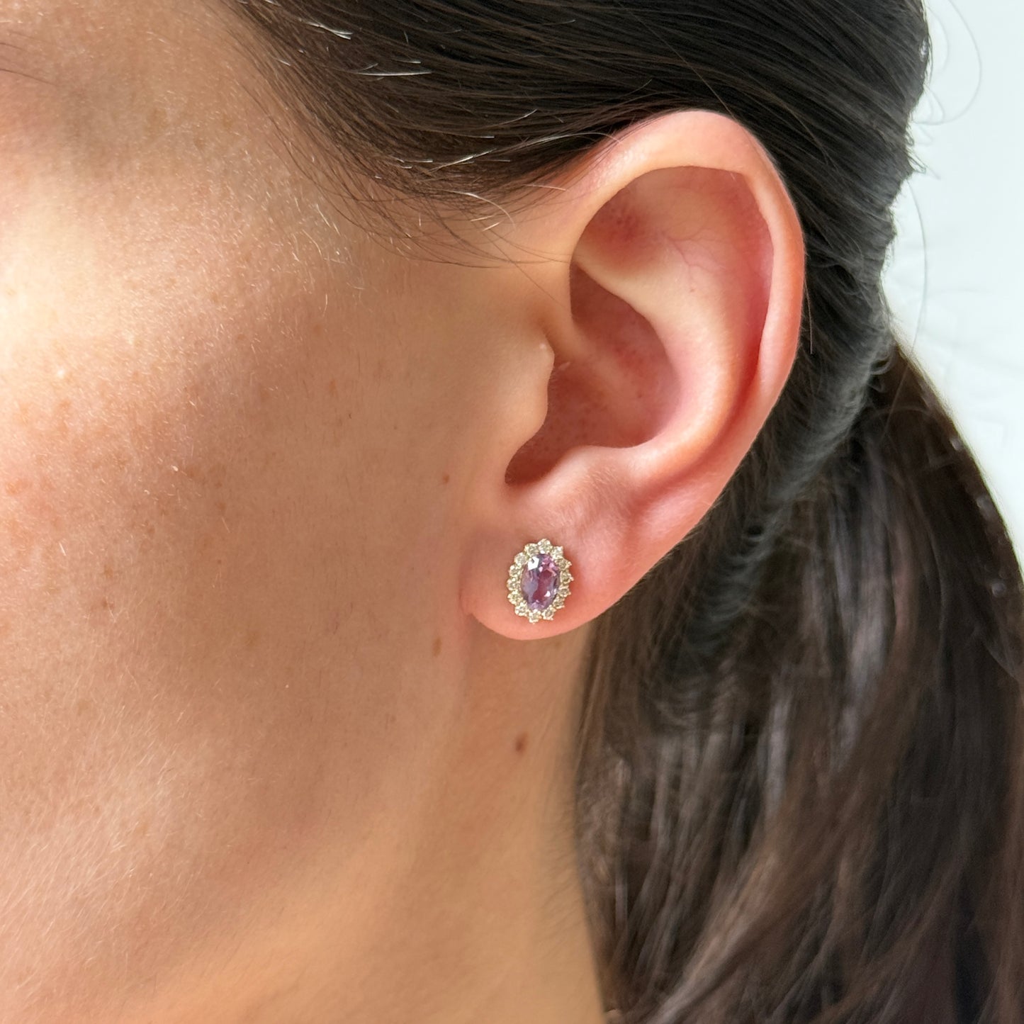 Aretes en oro amarillo 10k con amatistas ovaladas y halo de diamantes 0.35ctw