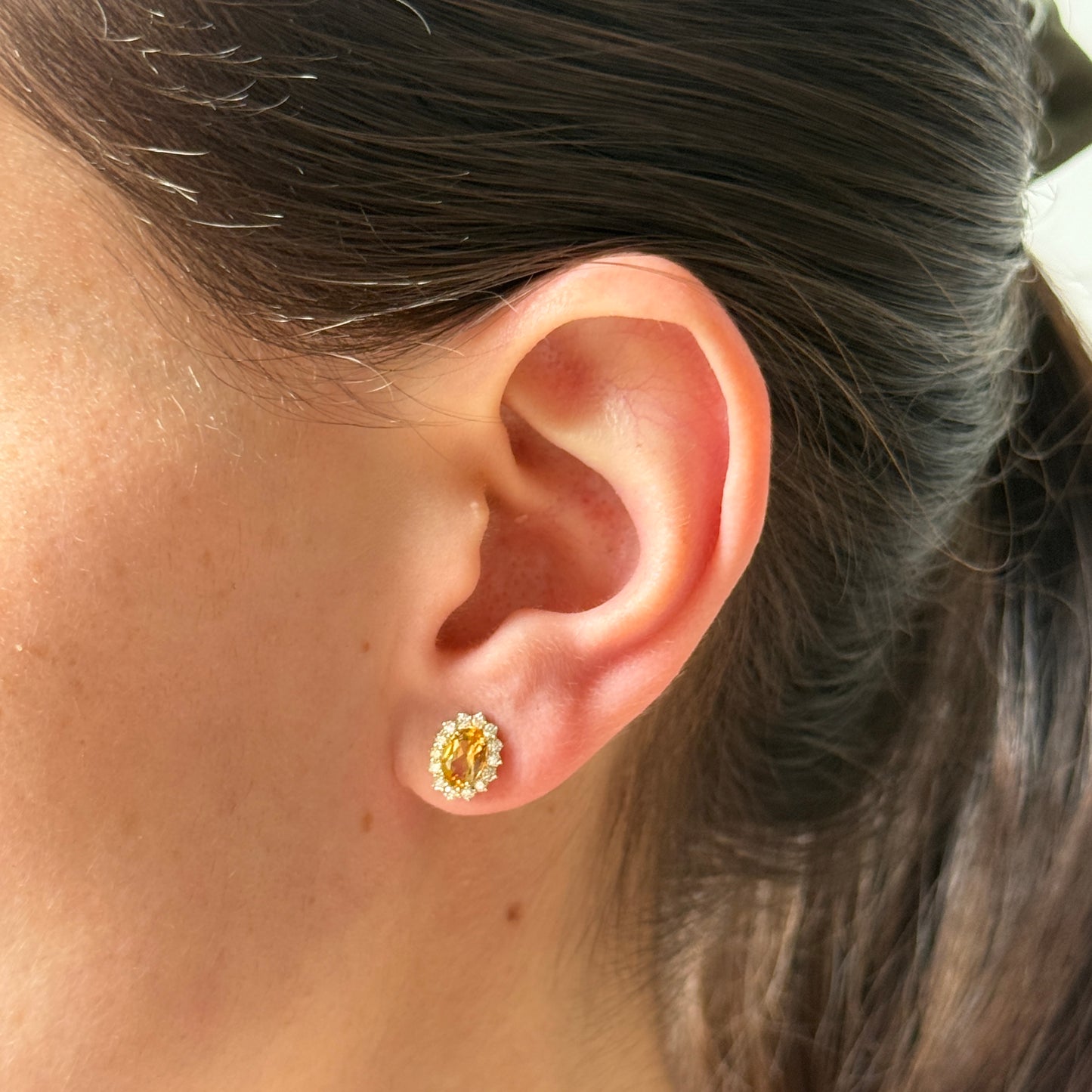 Aretes en oro amarillo 10k con citrinos ovalados y halo de diamantes 0.35ctw
