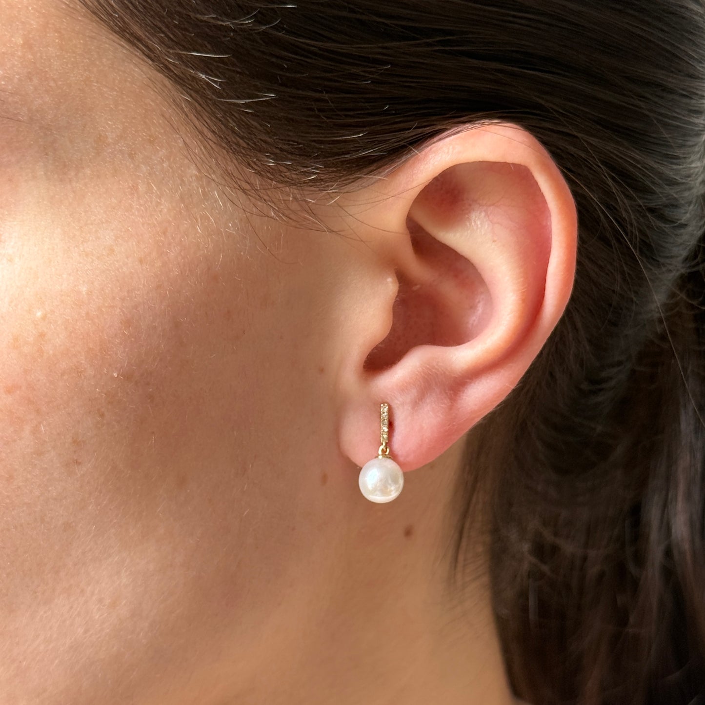 Aretes en oro amarillo 10k con barrita de diamantes 0.06ctw y perla colgante con broche a rosca