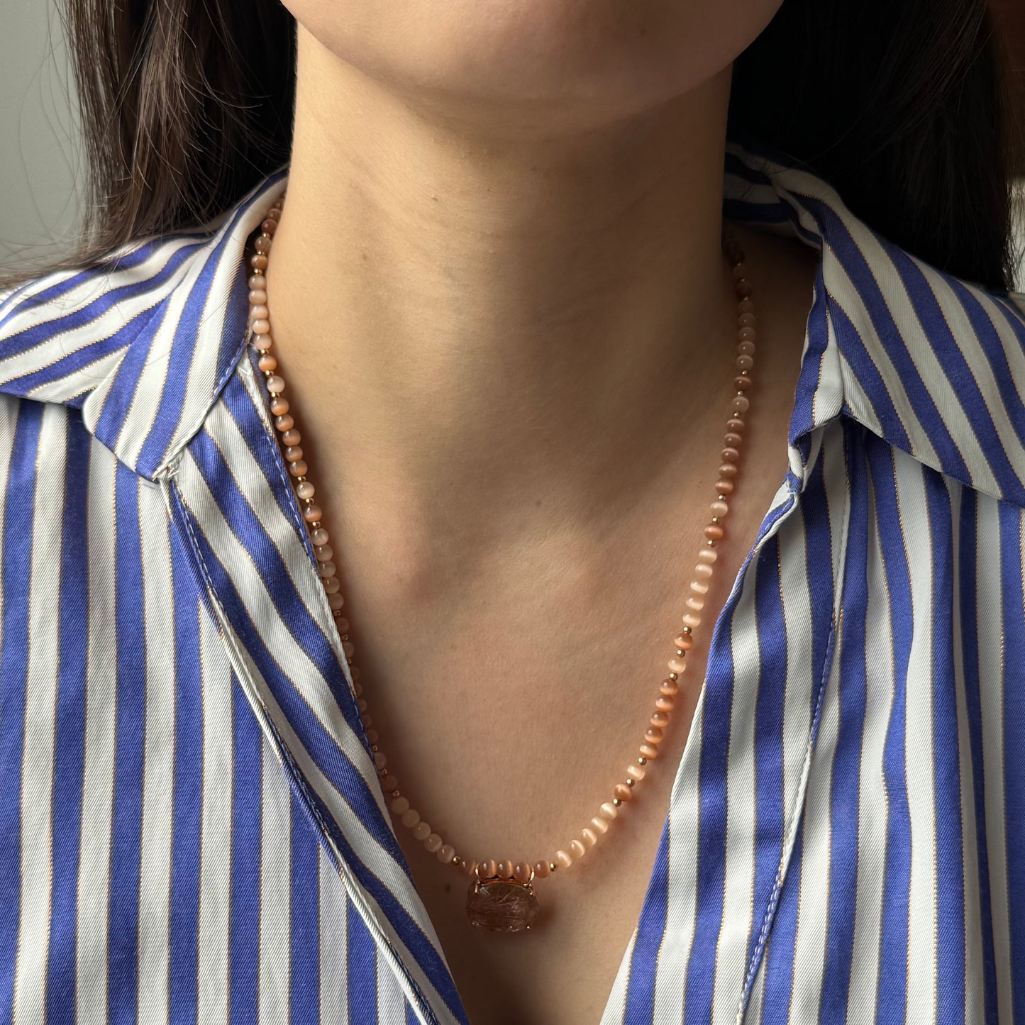 Collar de ojo de gato con dije de oro rosa 14k con cuarzo rutilado ovalado