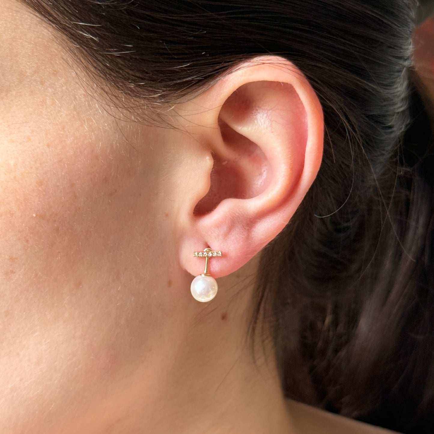 Aretes en oro amarillo 10k con barrita de diamantes 0.10ctw y perla colgante removible con broche a rosca