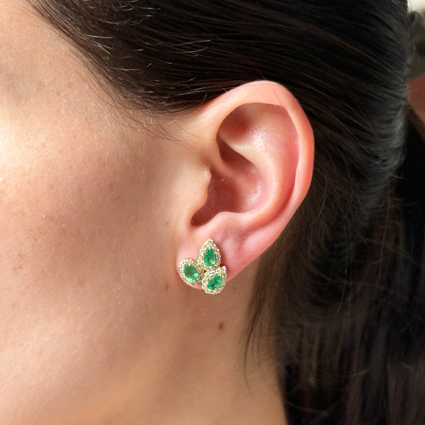 Aretes en oro amarillo 10k con forma de hojas de esmeraldas y diamantes 0.75ctw