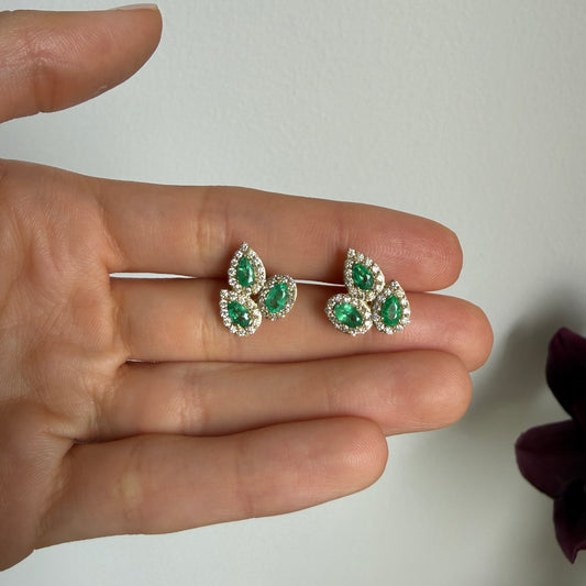 Aretes en oro amarillo 10k con forma de hojas de esmeraldas y diamantes 0.75ctw