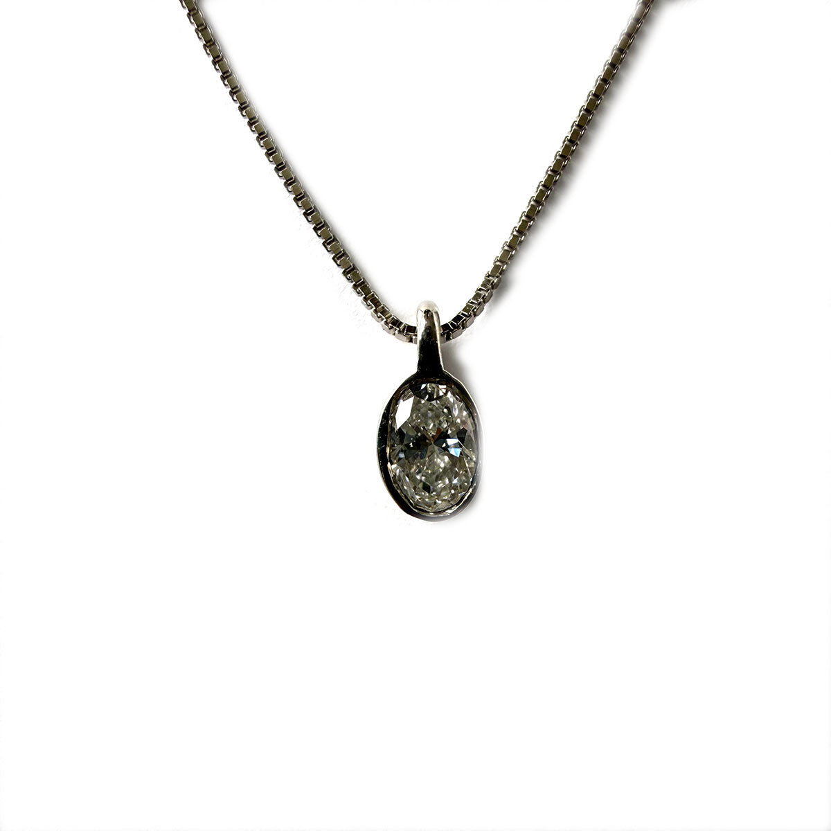 Collar en plata con dije de diamante de laboratorio ovalado 0.25ct