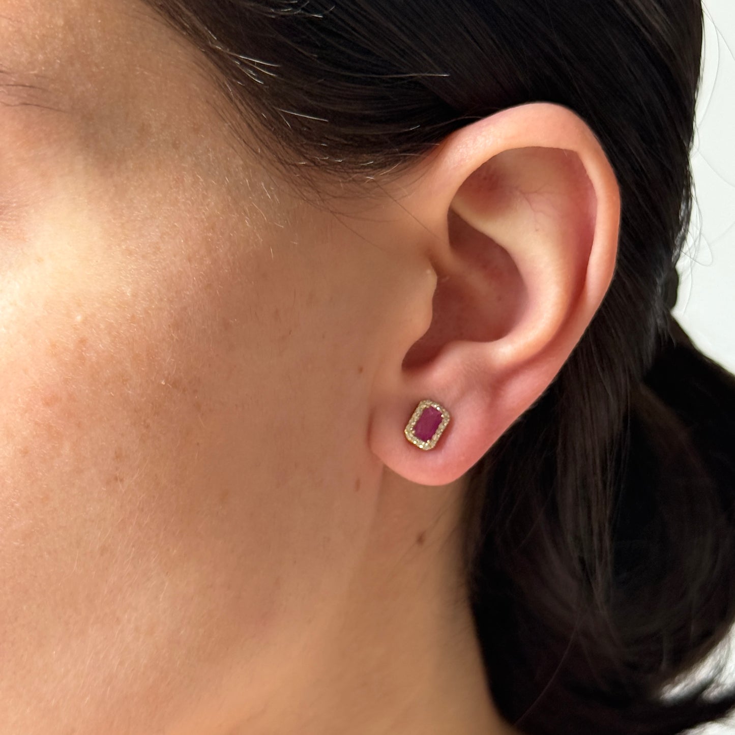Aretes en oro amarillo 10k con rubíes corte esmeralda y halo de diamantes 0.13ctw