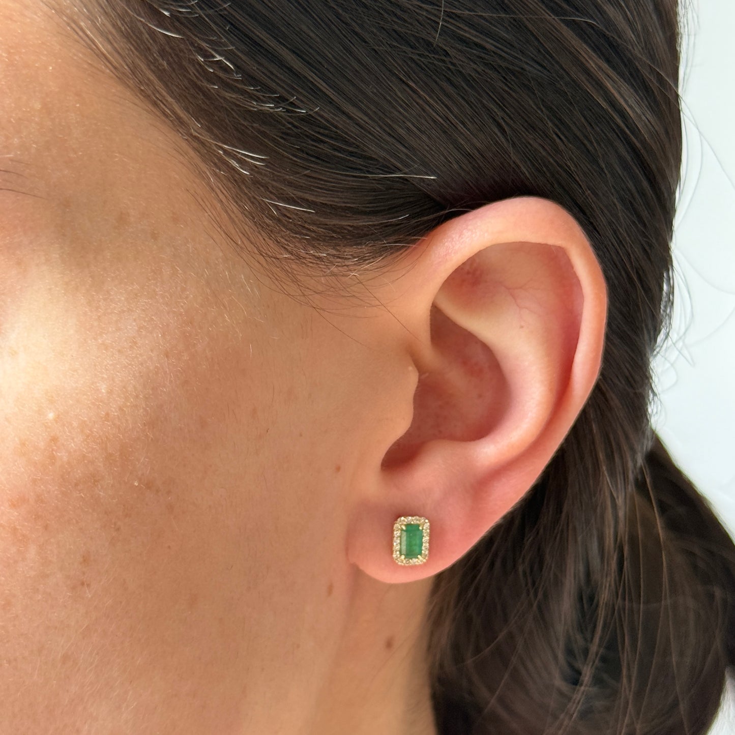 Aretes en oro amarillo 10k con esmeralda corte esmeralda y halo de diamantes 0.13ctw