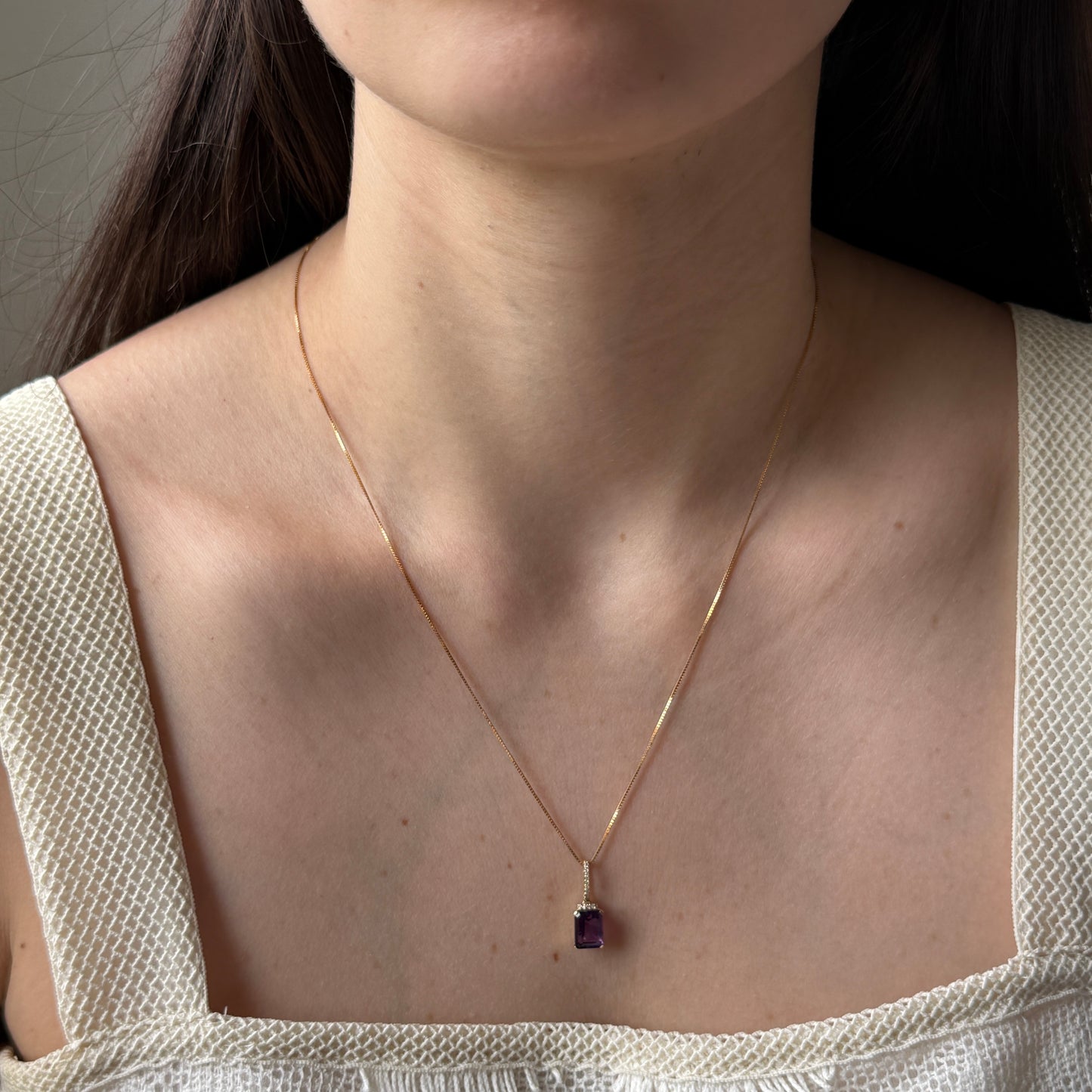 Dije de oro amarillo 10k con amatista rectangular y diamantes