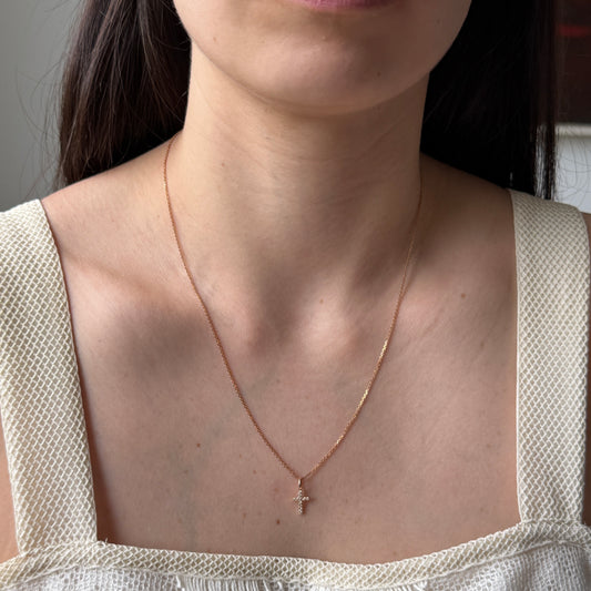 Dije de oro rosa 10k con cruz de diamantes 0.08ctw