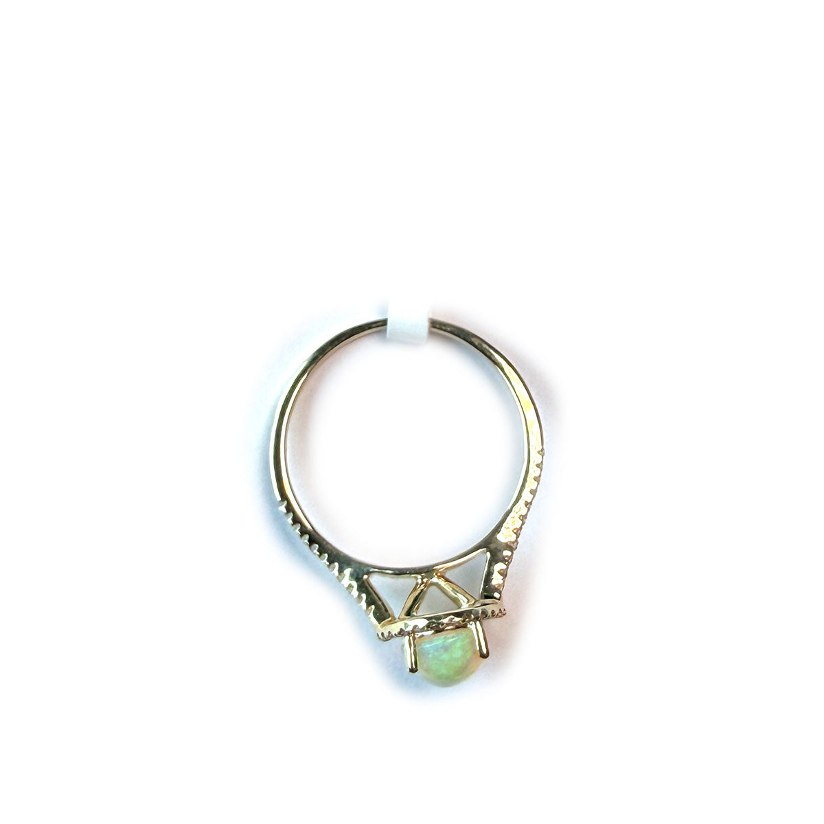 Anillo en oro amarillo 10k con ópalo y diamantes 0.25ctw