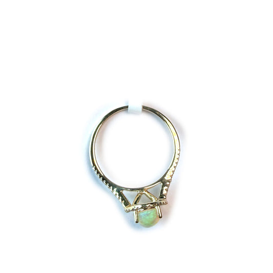 Anillo en oro amarillo 10k con ópalo y diamantes 0.25ctw