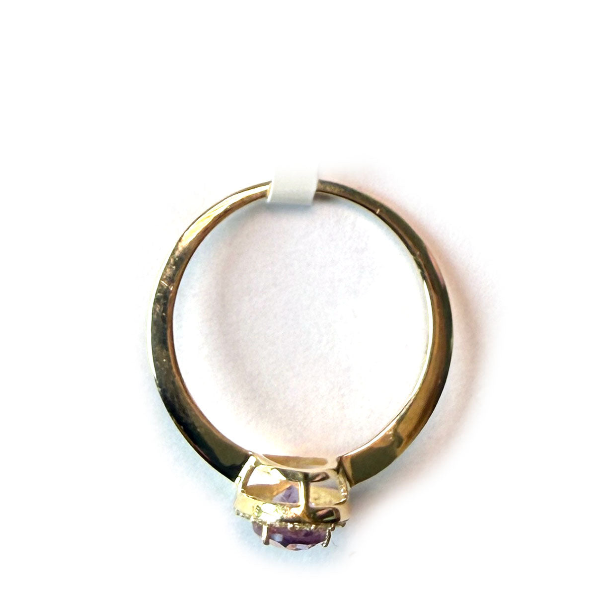 Anillo en oro amarillo 10k con amatista ovalada y halo de diamantes 0.12ctw