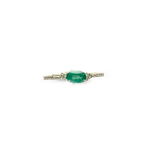 Anillo en oro amarillo 10k con esmeralda ovalada y diamantes 0.18ctw
