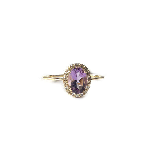 Anillo en oro amarillo 10k con amatista ovalada y halo de diamantes 0.12ctw