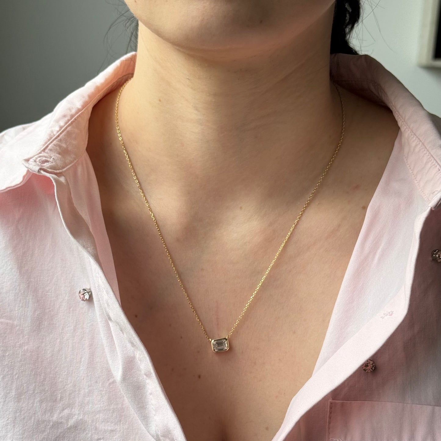 Collar en plata con baño de oro amarillo con dije de moissanita corte esmeralda