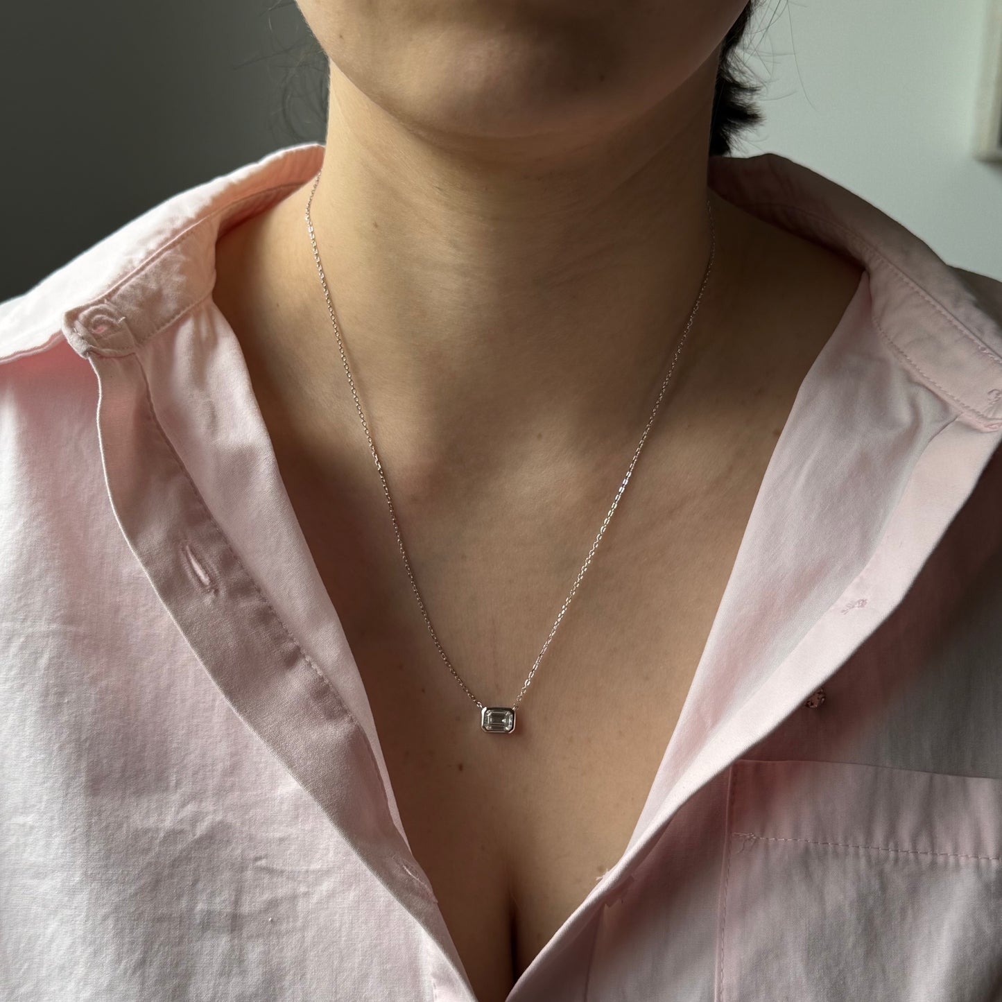 Collar en plata con dije de moissanita corte esmeralda