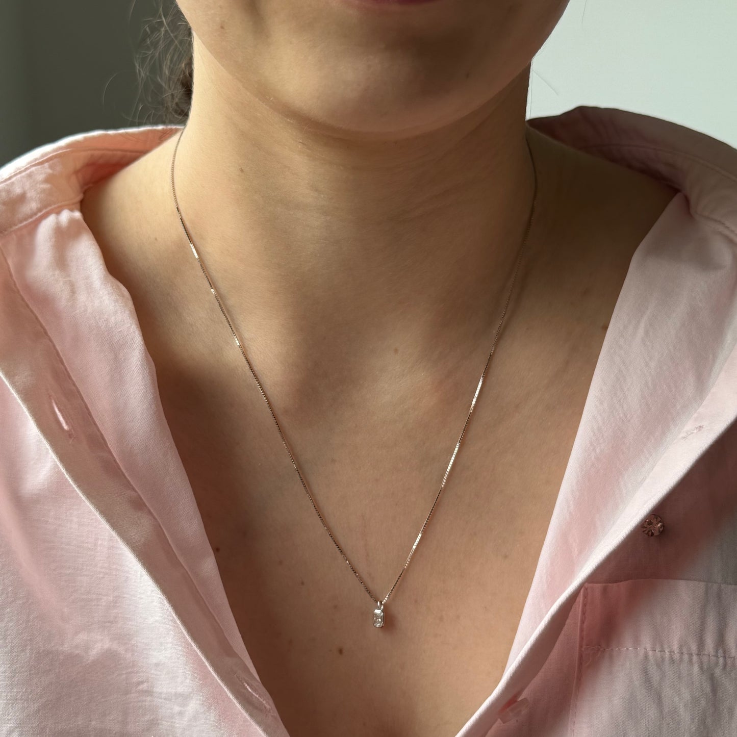 Collar en plata con dije de diamante de laboratorio corte radiante 0.5ct