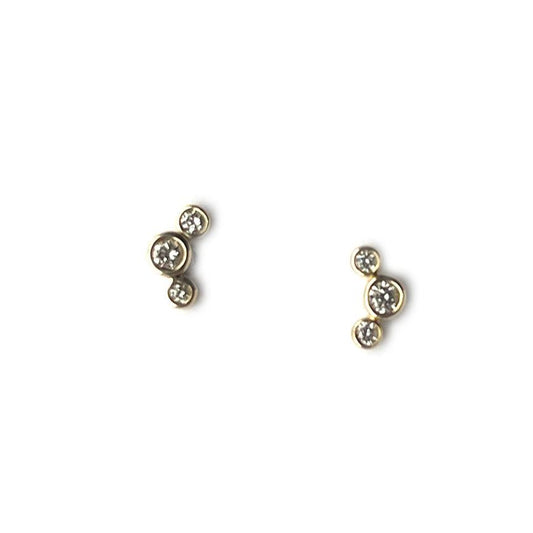 Aretes de tres diamantes redondos biselados 0.18 ctw en oro amarillo 10k