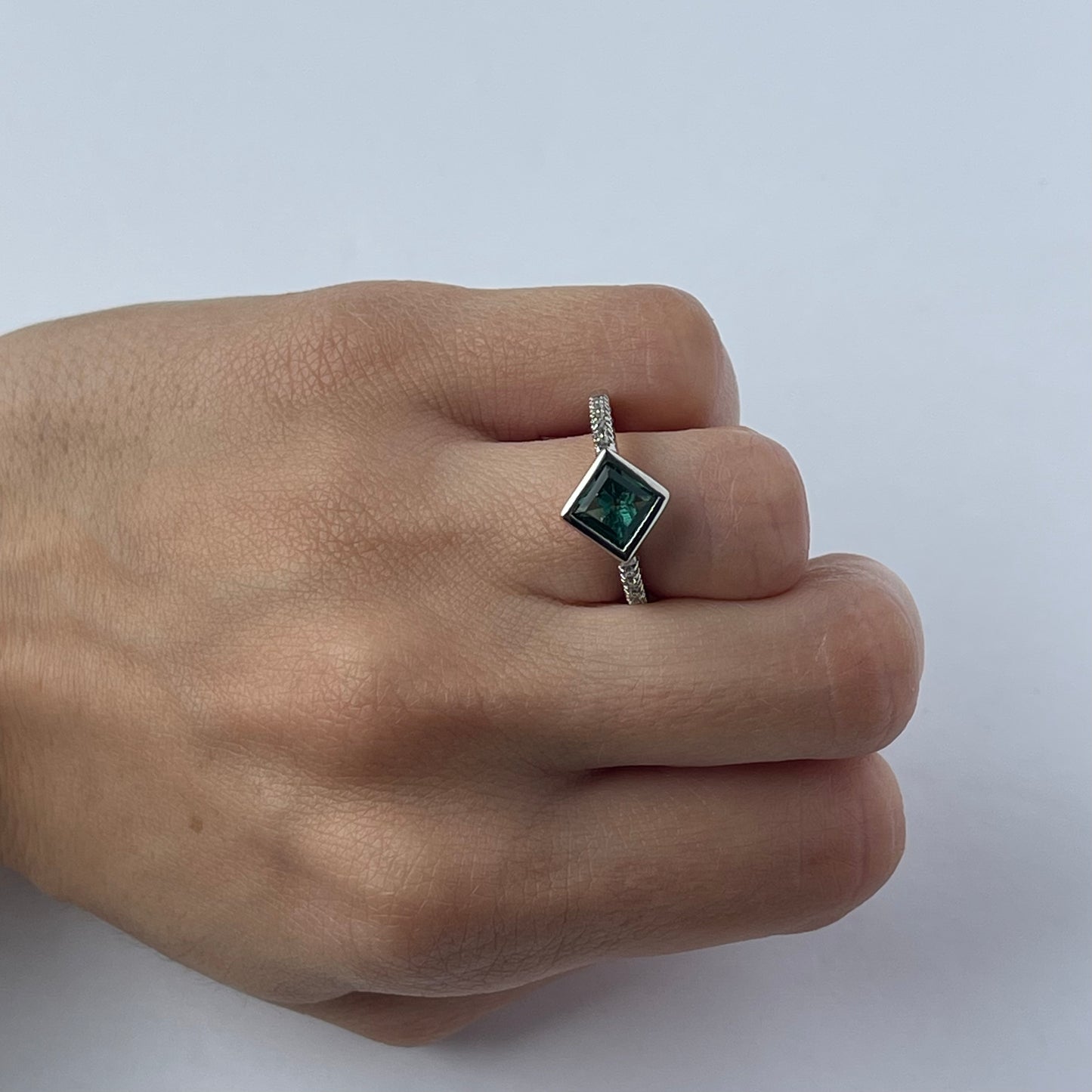 Anillo de plata con cuarzo verde