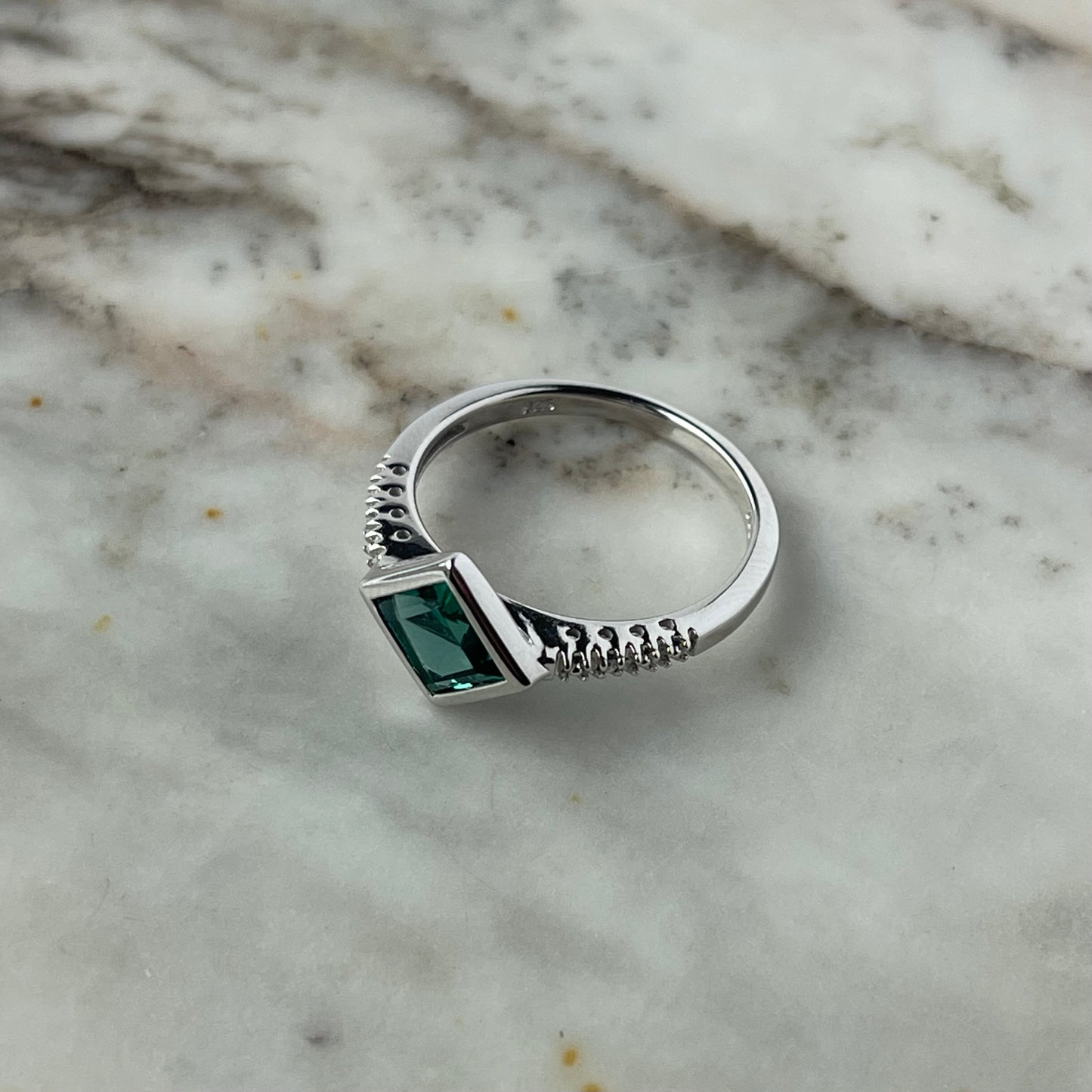 Anillo de plata con cuarzo verde