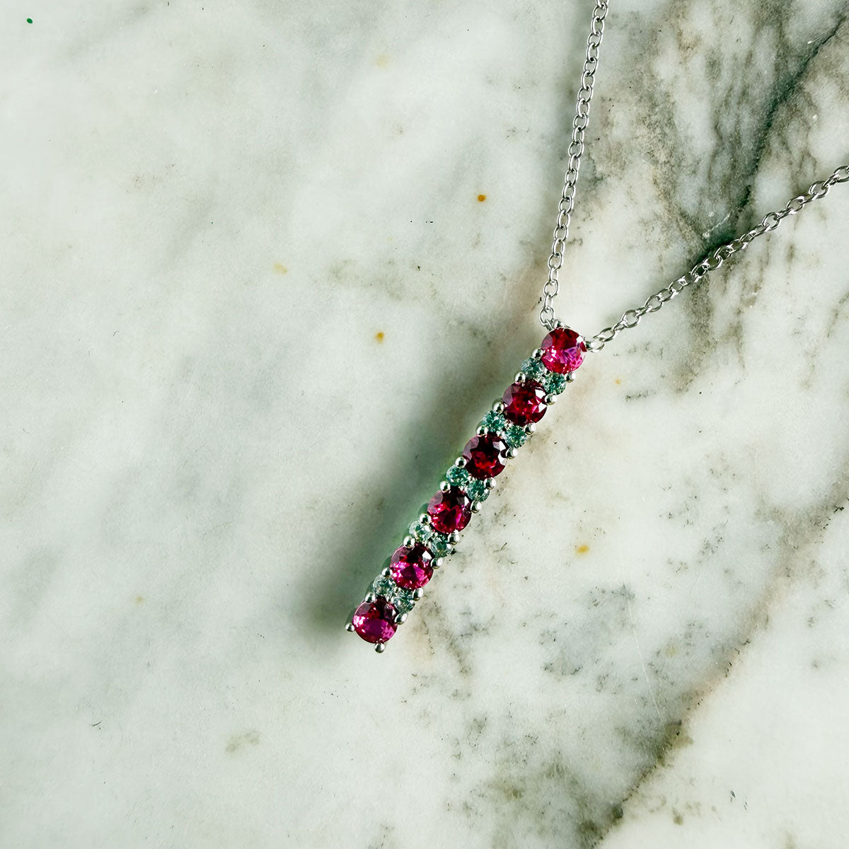 Cadena de plata con dije de barra  de rubíes y zafiros blancos de laboratorio