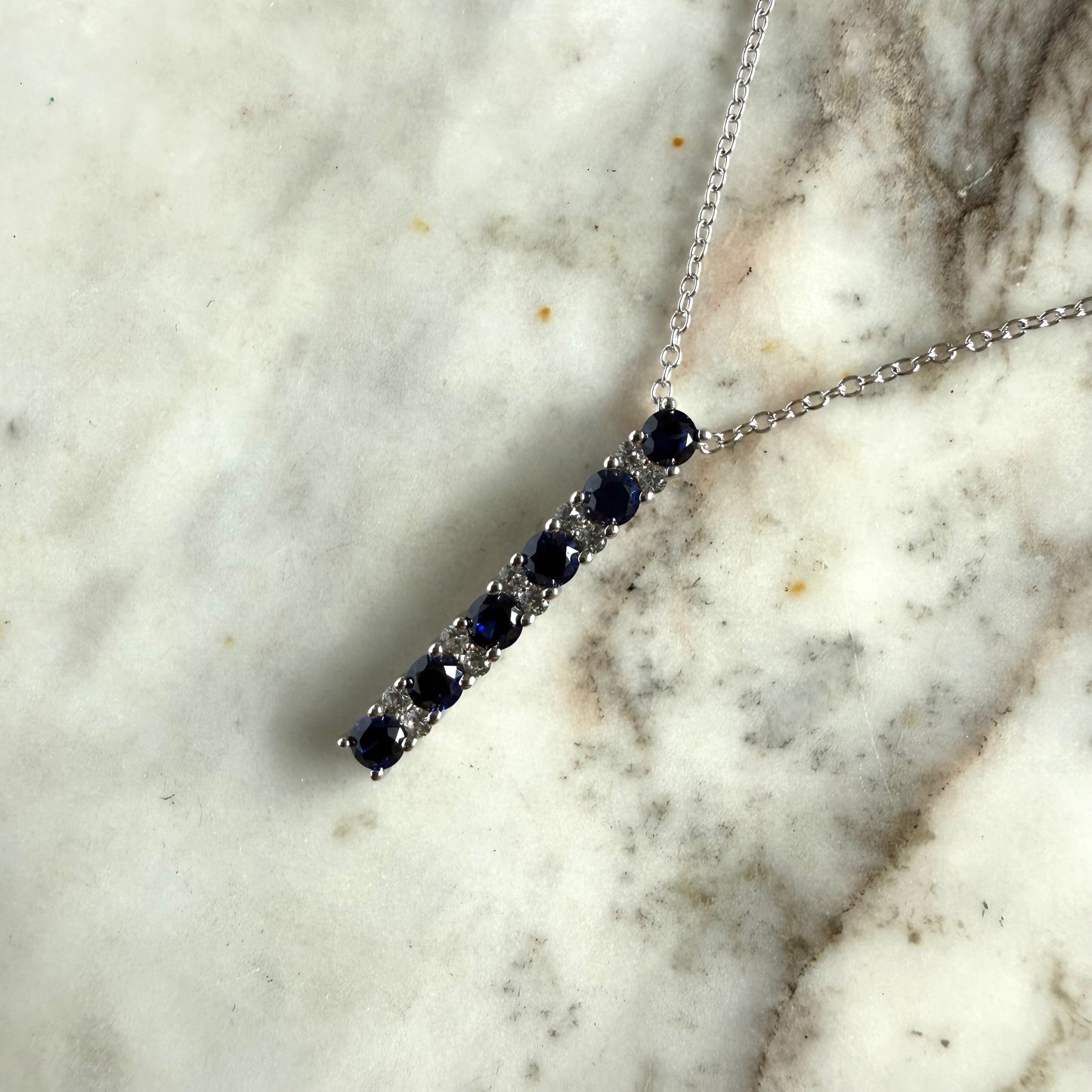 Cadena de plata con dije de barra  de zafiros blancos y azules de laboratorio