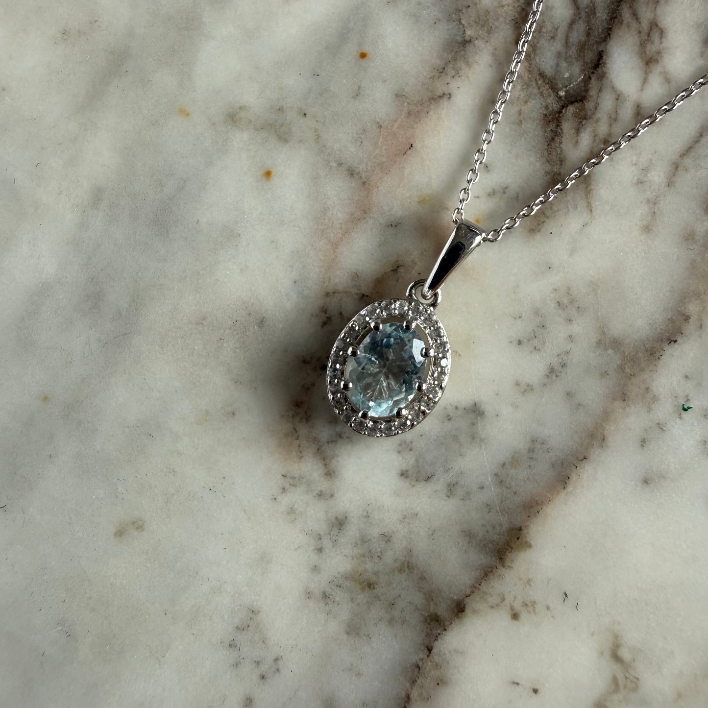 Collar de plata con aquamarina ovalada y halo de circones