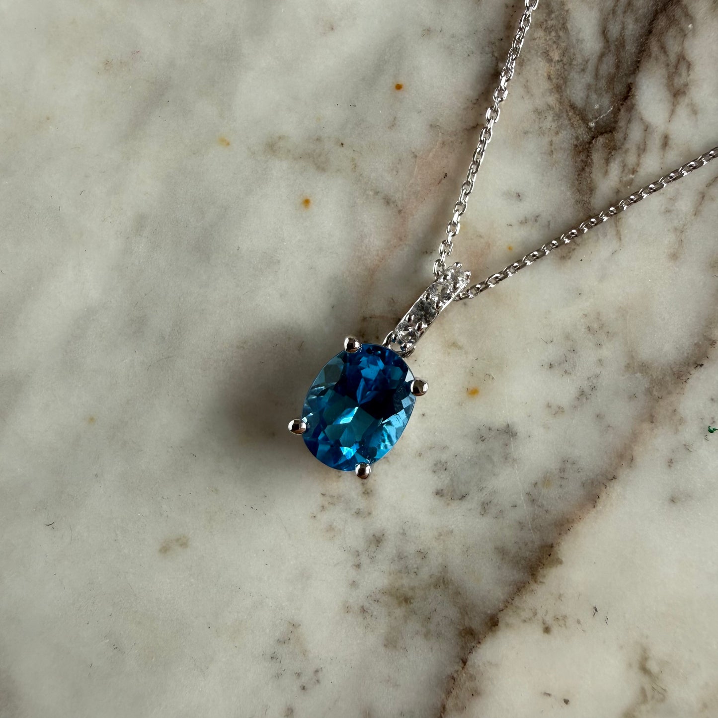 Collar en oro amarillo 14K con gota de topacio london blue y pasa cadenas de diamantes 0.08ctw