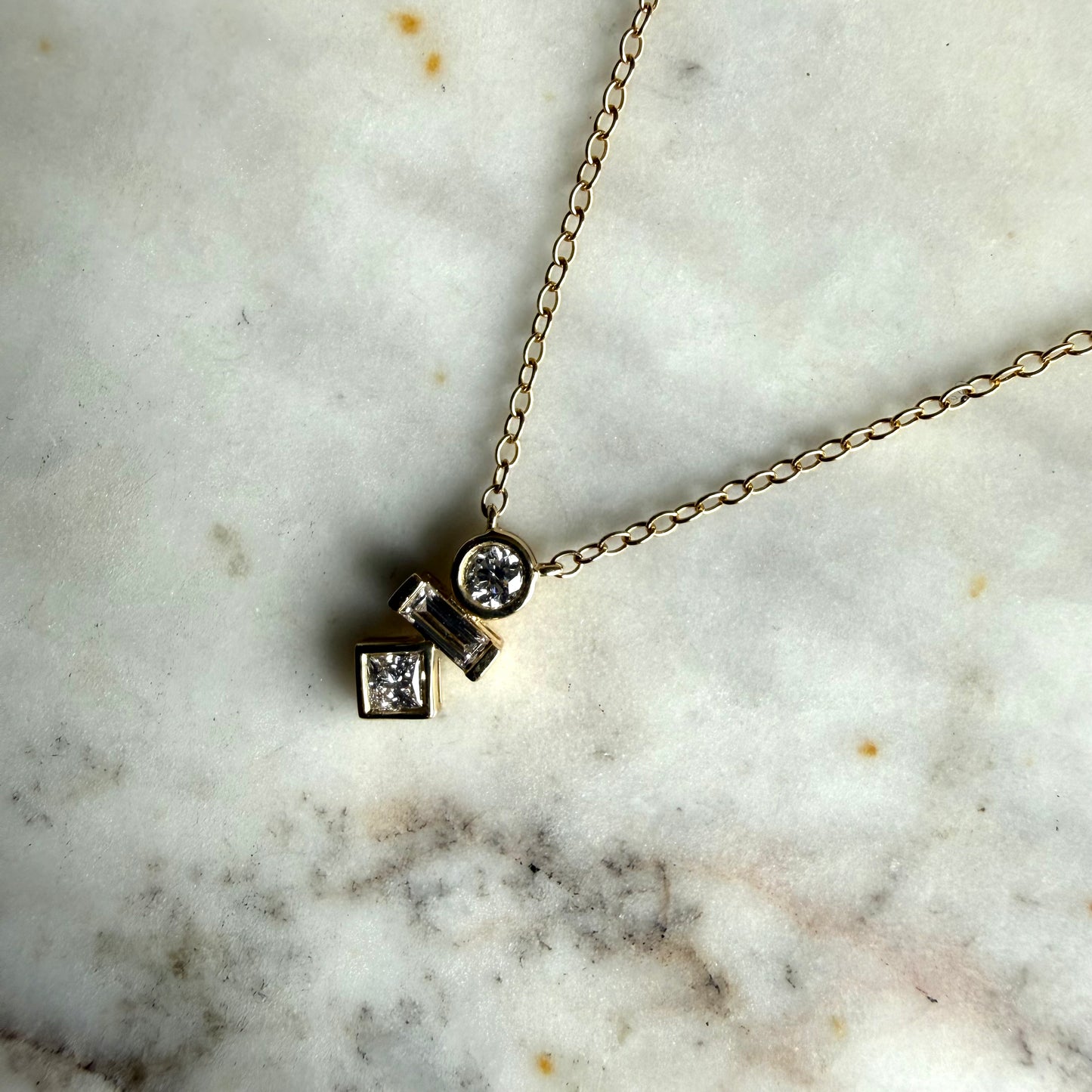 Collar en oro amarillo 10K con dije de varias formas de diamantes de laboratorio 0.25ctw