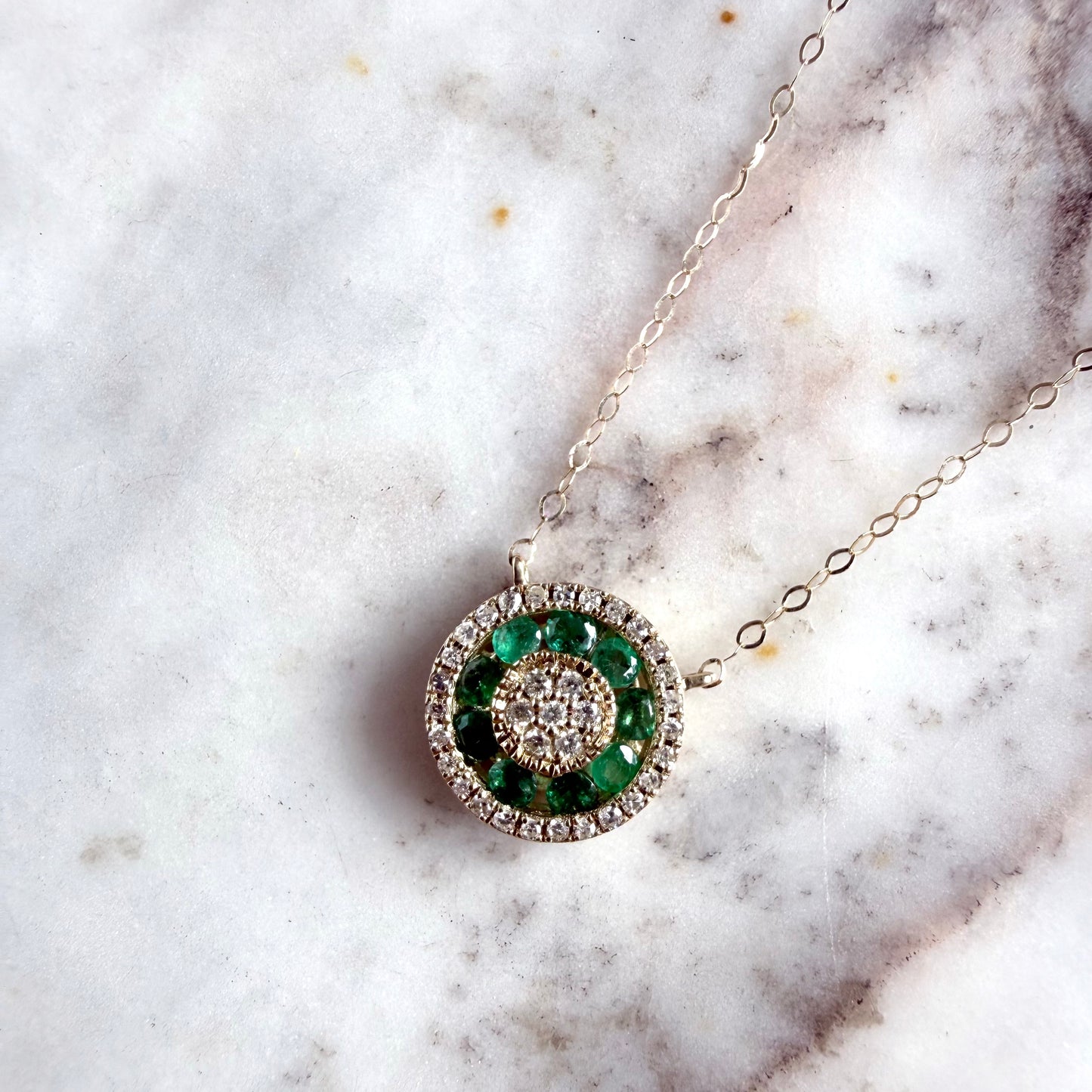 Collar en oro amarillo 14K con redondo de esmeraldas 0.30 ctw y diamantes 0.15ctw