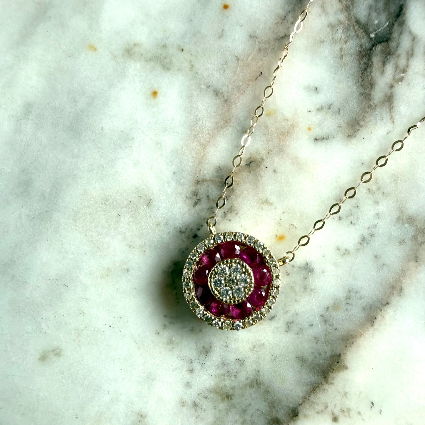 Collar en oro amarillo 14K con redondo de rubíes 0.50 ctw y diamantes 0.15ctw