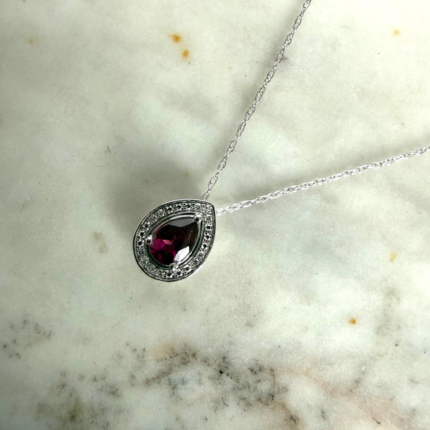 Collar en oro blanco 10K con gota de granate rodolita y halo de diamantes 0.05ctw