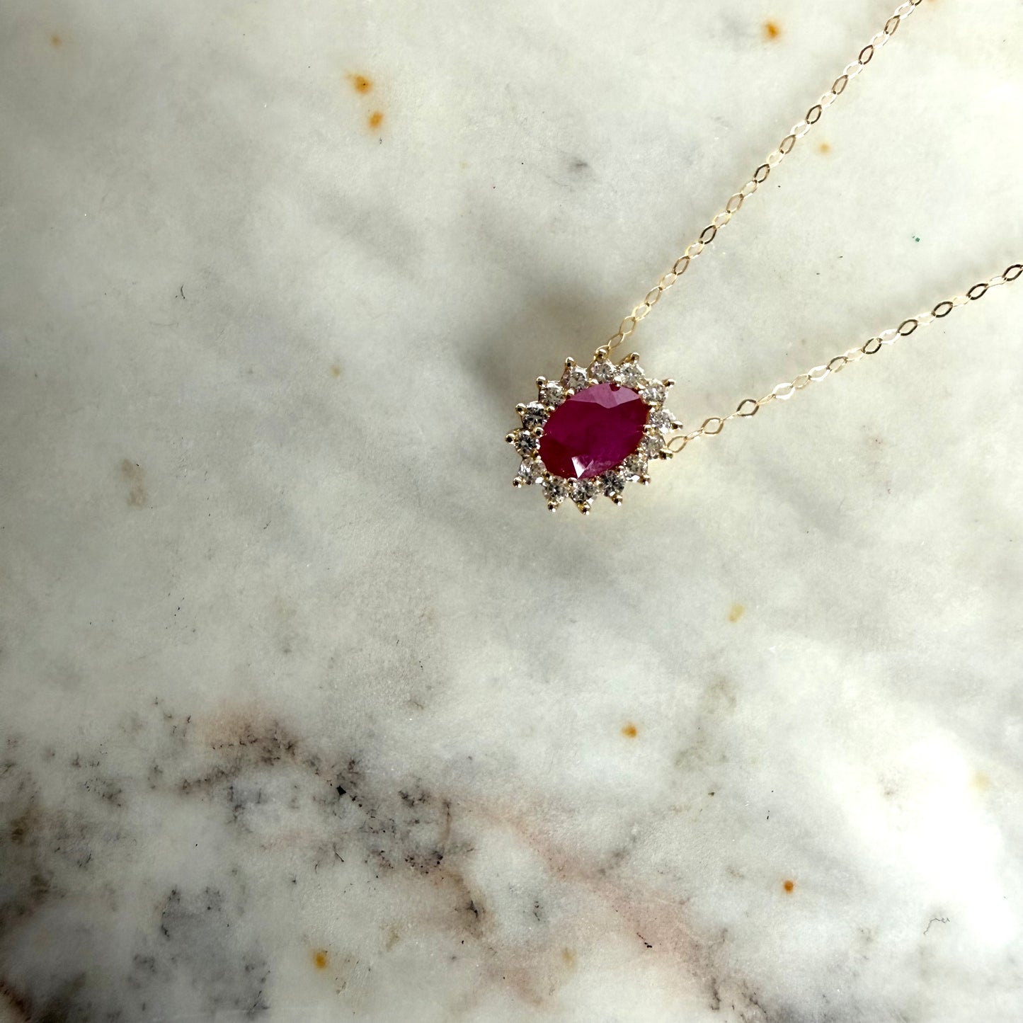 Collar en oro amarillo 14K con rubí ovalado y halo de diamantes 0.20ctw