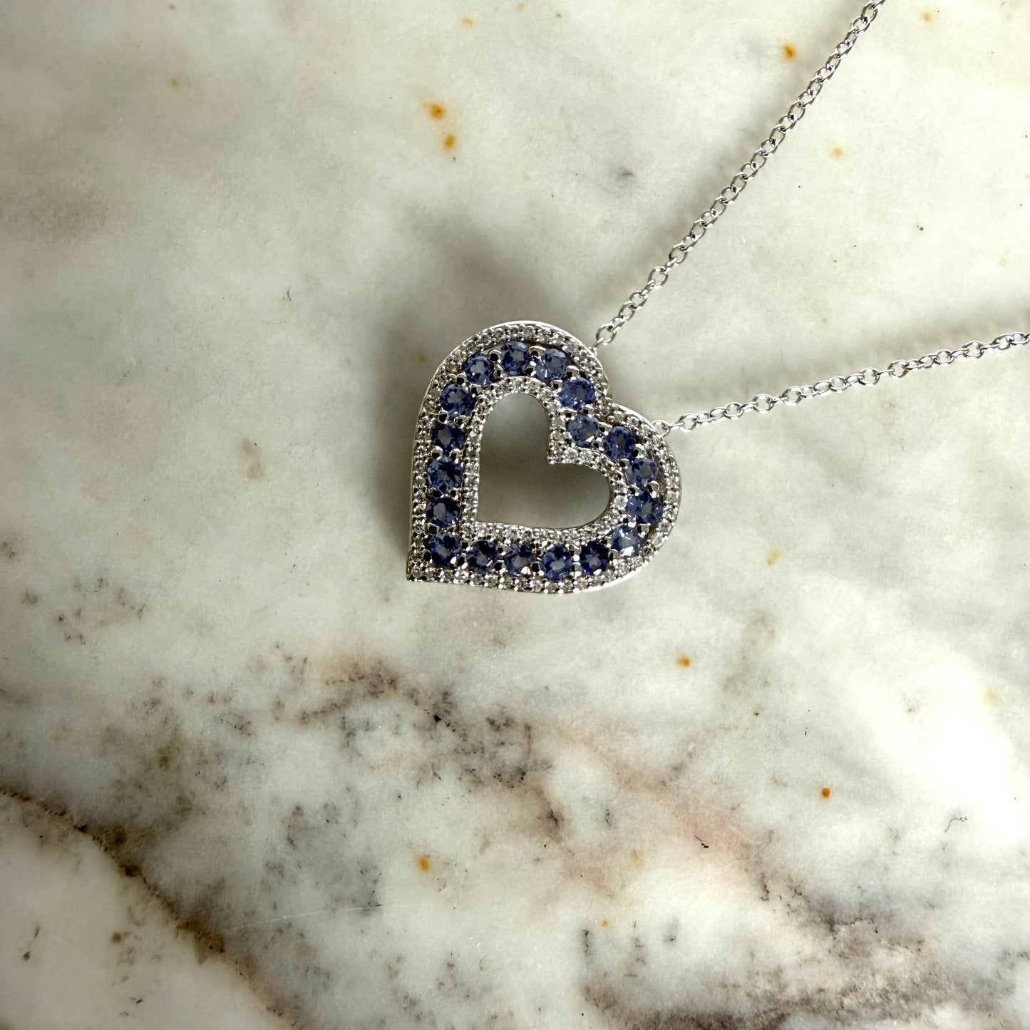 Collar de plata con corazón de tanzanitas y diamantes 0.25ctw