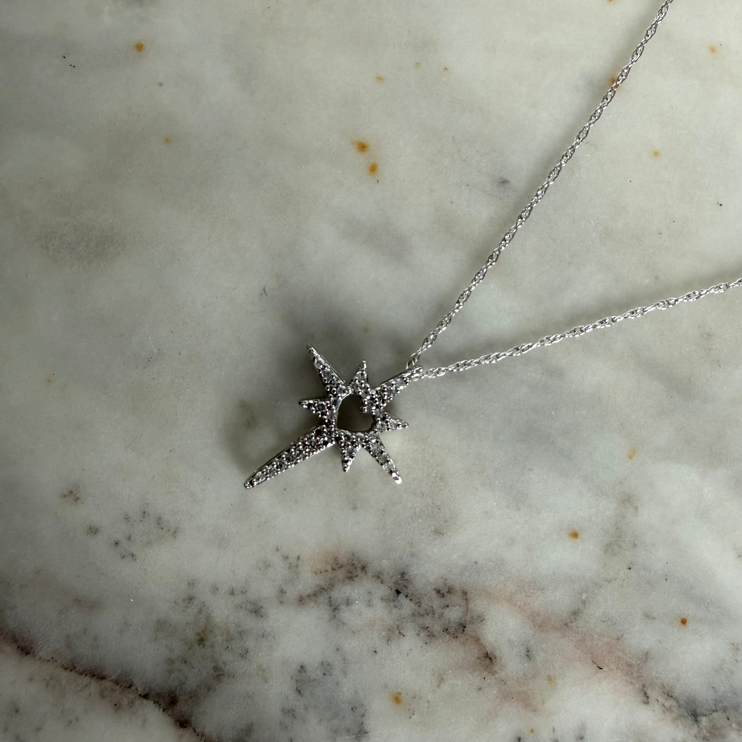 Collar en oro blanco 10K con dije de estrella polar de diamantes 0.10 ctw con corazón calado