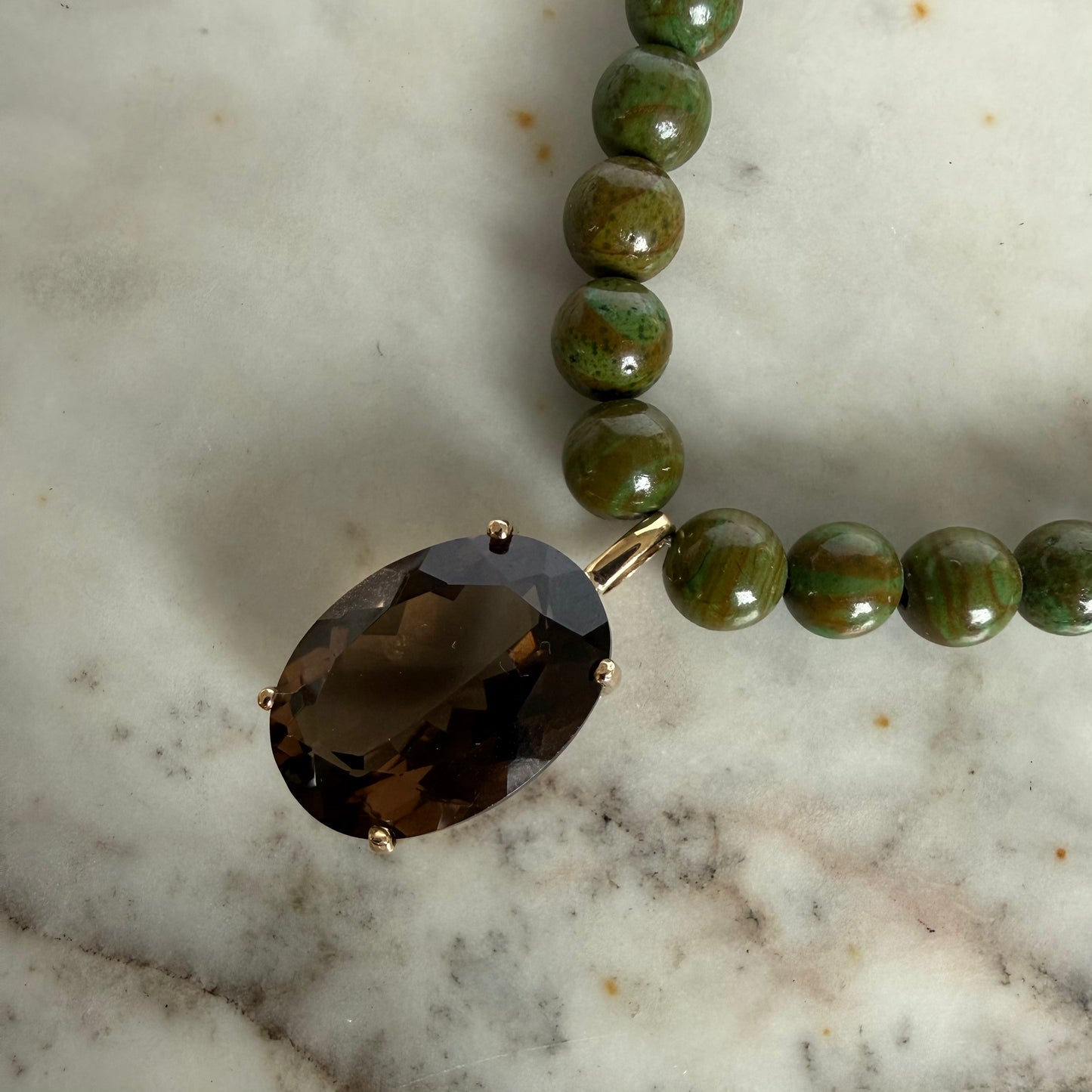 Collar de Jasper verde y dije de oro amarillo 14k con cuarzo ahumado ovalado