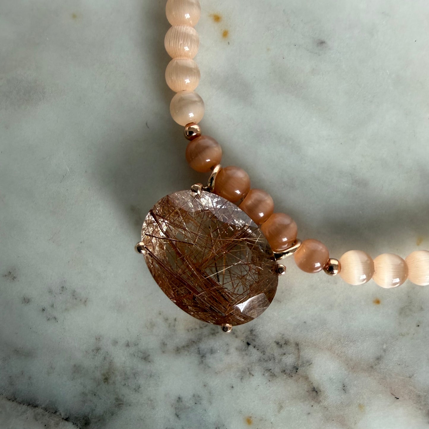 Collar de ojo de gato con dije de oro rosa 14k con cuarzo rutilado ovalado