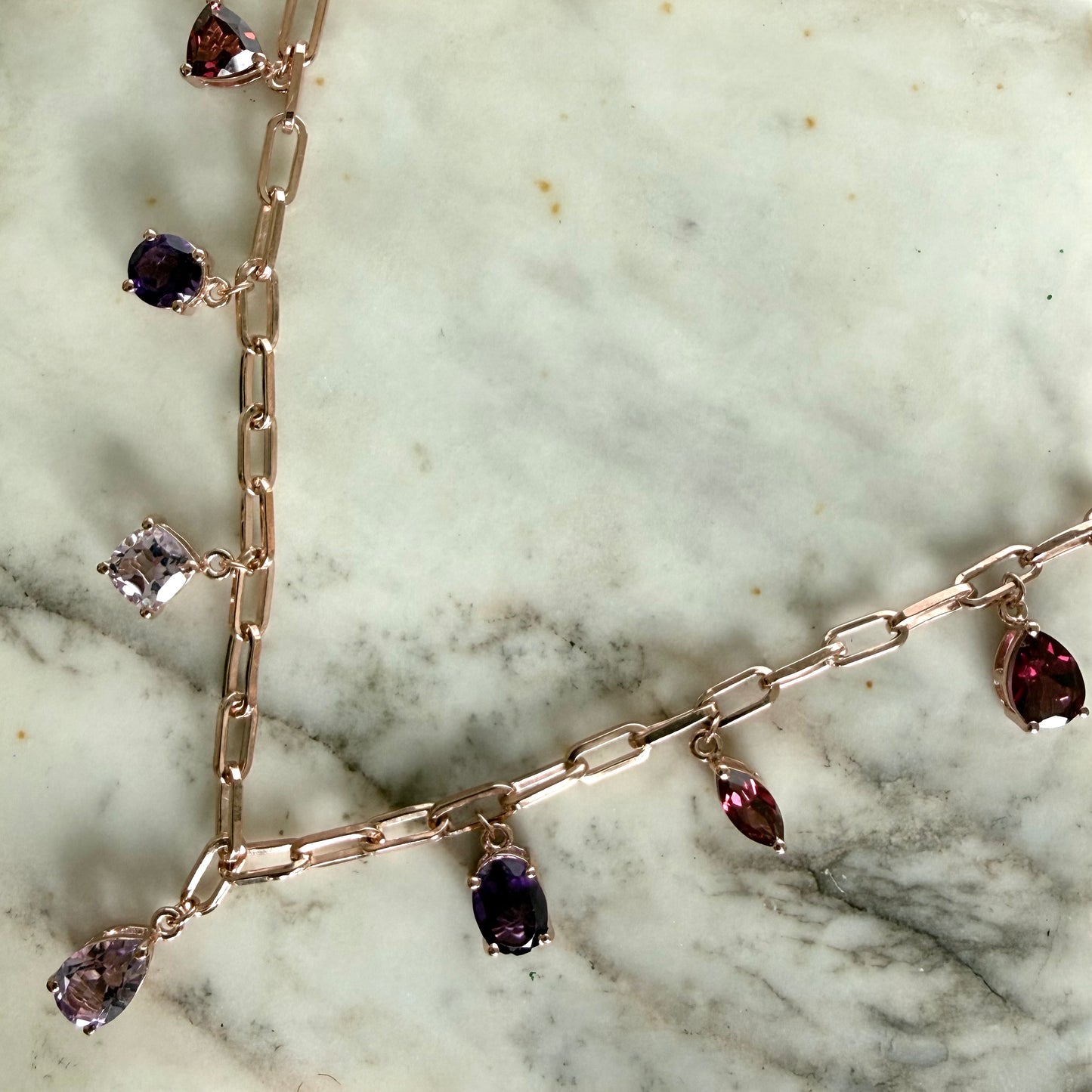 Cadena paperclip en plata con baño de oro rosa con colgantes de granate rhodolita, y amatistas de distintas formas