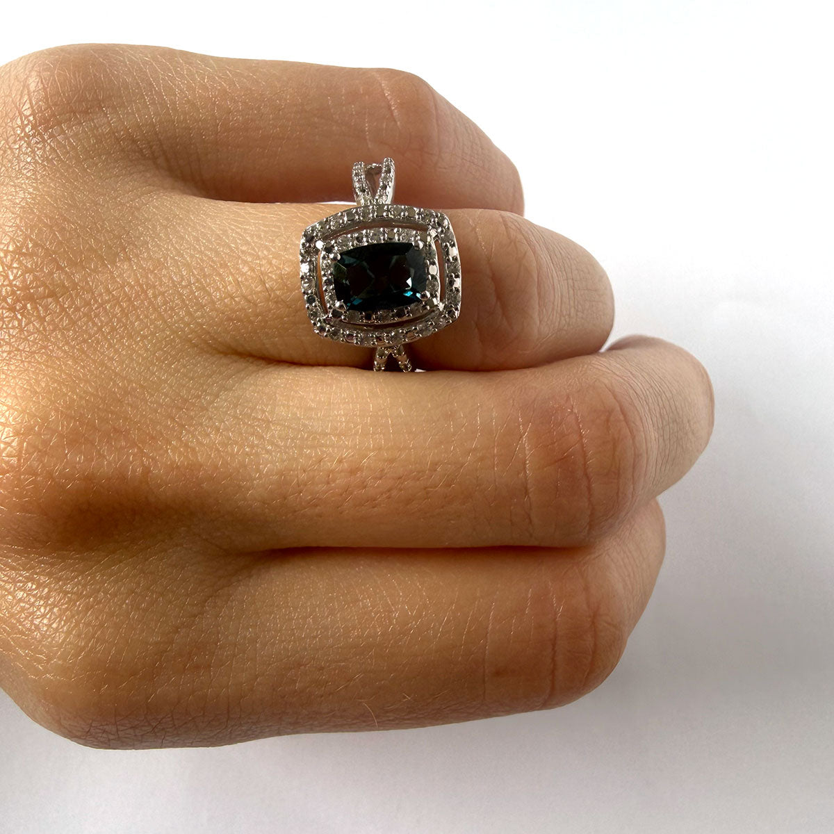 Anillo de plata con topacio London blue y doble halo de topacios blancos