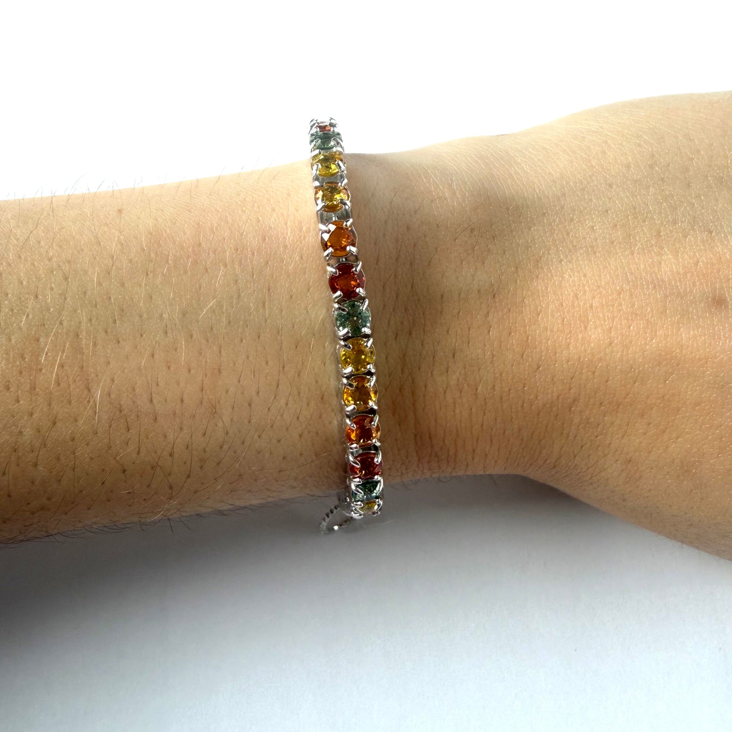 Pulsera bolo de plata con zafiros multicolores naranja, amarillo y verde