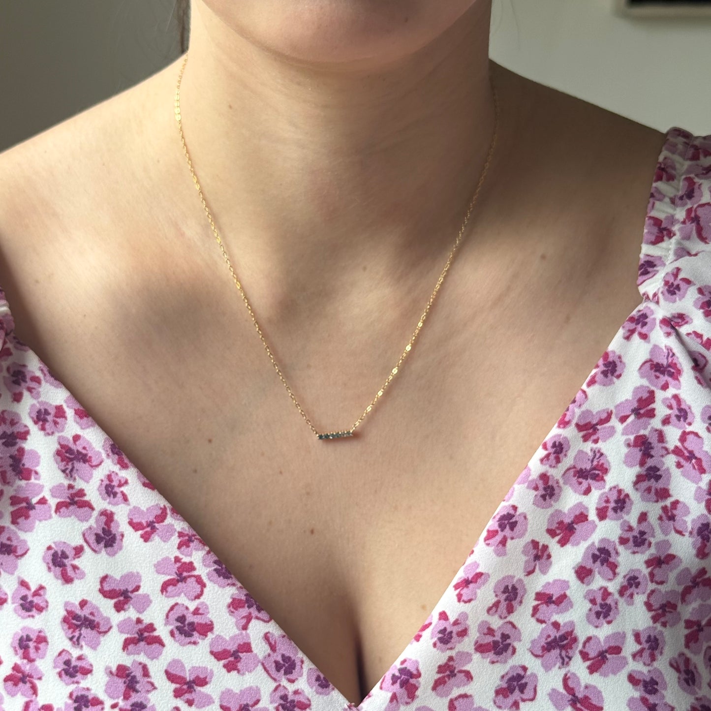 Cadena de oro amarillo 10k con barra de topacios azules en degradé