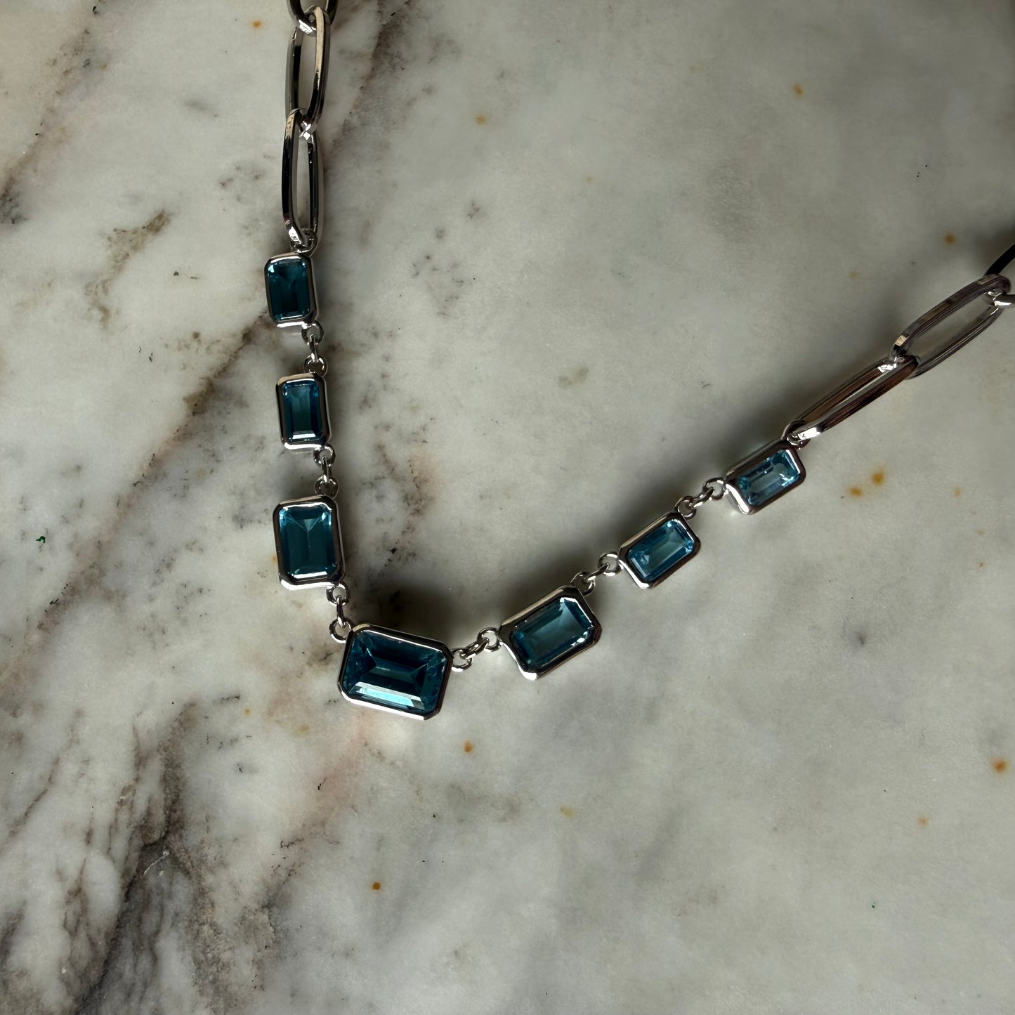 Cadena paperclip de plata con topacios biselados