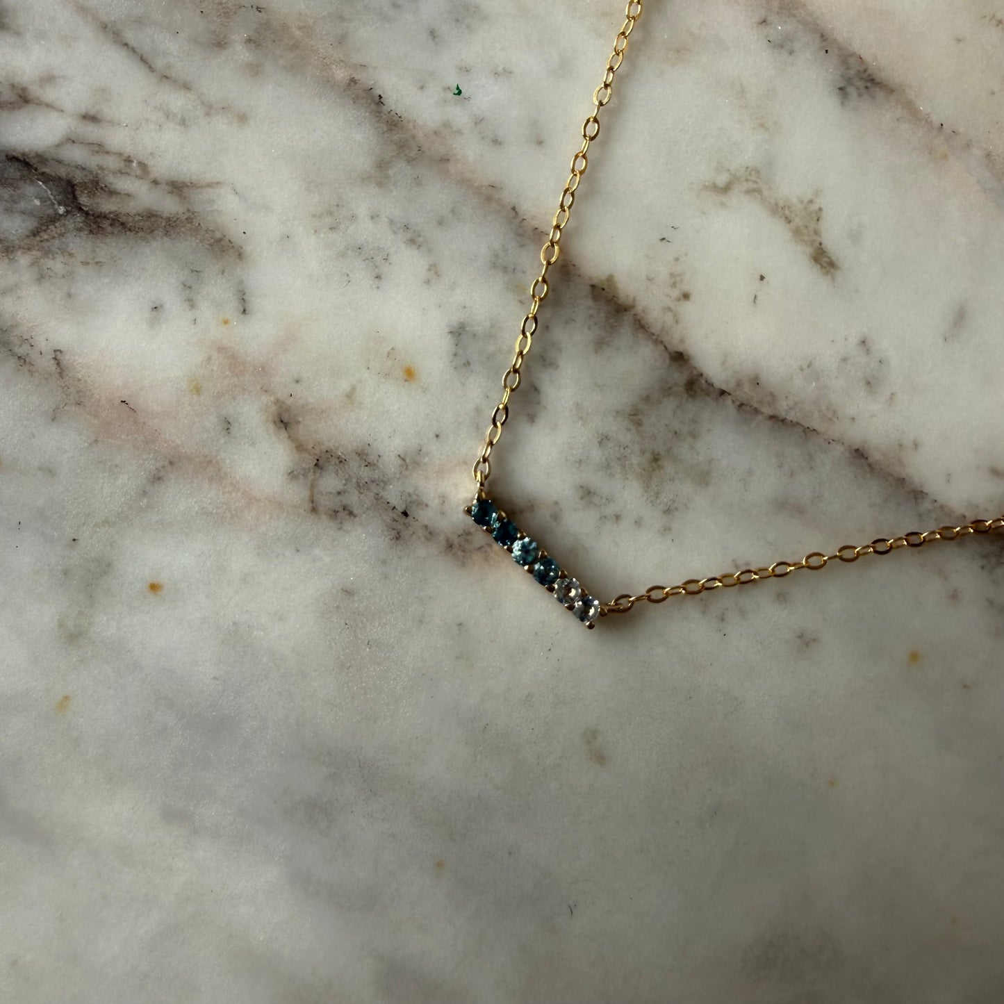 Cadena de oro amarillo 10k con barra de topacios azules en degradé