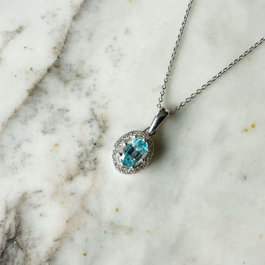 Collar de plata con topacio azul ovalado y halo de circones