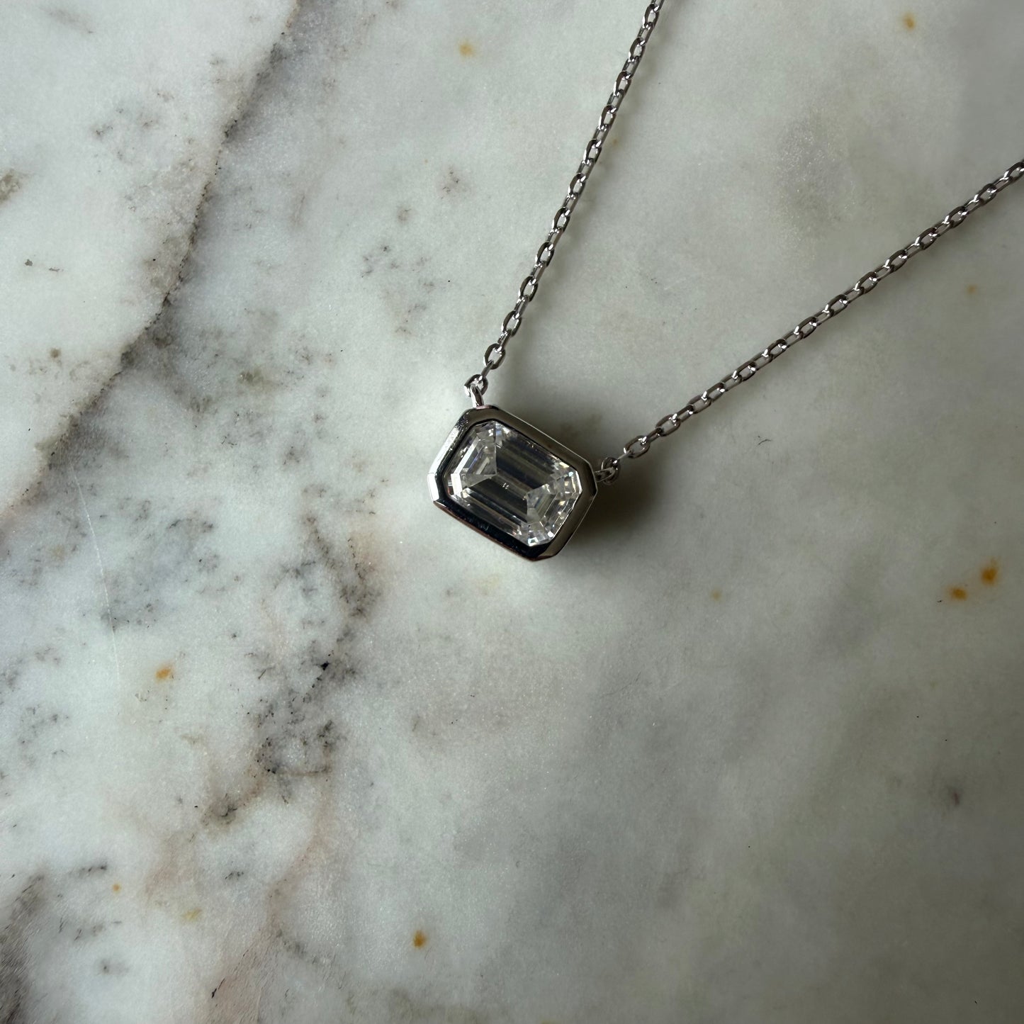 Collar en plata con dije de moissanita corte esmeralda