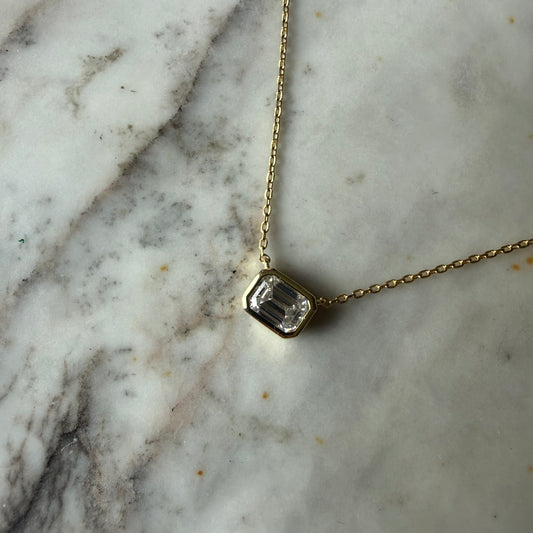 Collar en plata con baño de oro amarillo con dije de moissanita corte esmeralda