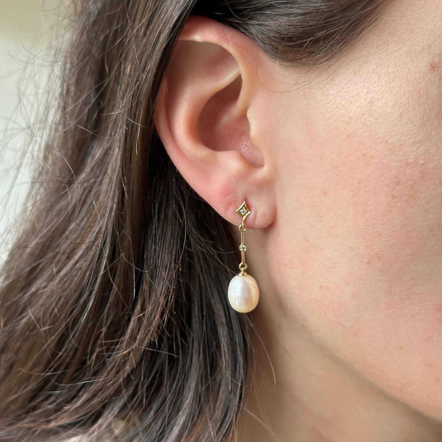 Aretes largos de oro amarillo 14K con perla y diamantes 0.05ctw