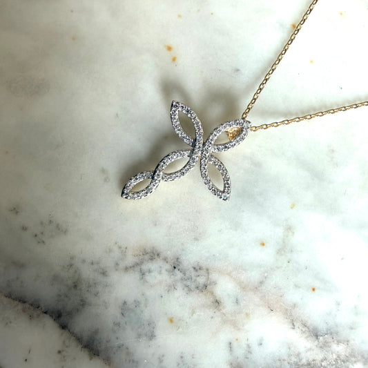 Collar en plata con baño de oro con cruz de curvas y puntas con diamantes de laboratorio 0.25ctw