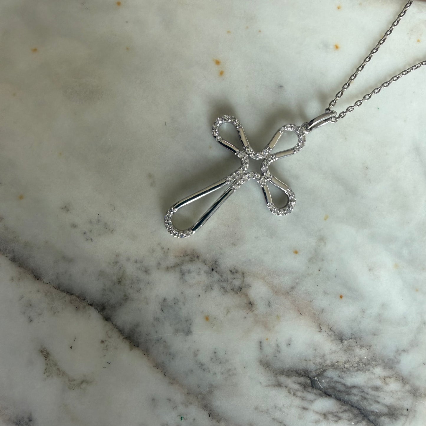 Collar en plata y cruz de curvas con diamantes de laboratorio 0.25ctw