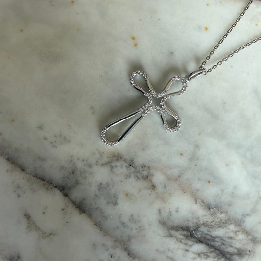 Collar en plata y cruz de curvas con diamantes de laboratorio 0.25ctw